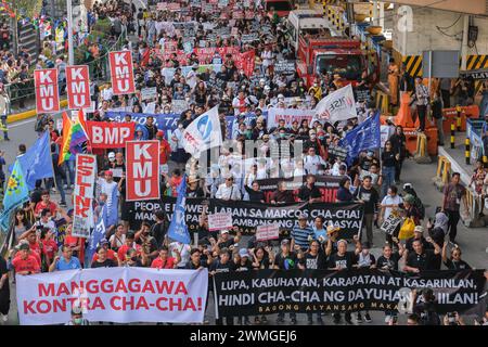 Migliaia di attivisti filippini hanno commemorato la 38a rivolta del potere del popolo EDSA diverse organizzazioni progressiste e gruppi basati sulla fede si sono riuniti presso il Santuario EDSA a Mandaluyong City, Filippine, il 25 febbraio 2024 per commemorare il 38° anniversario della rivolta del potere del popolo EDSA. Gli attivisti hanno ritratto la commemorazione compiendo il lutto per il barone della libertà e della democrazia come segno della morte delle caratteristiche distintive del governo democratico. Criticarono l'attuale tentativo dei politici di modificare la disposizione economica protezionistica della Costituzione del 1987, o Charter Chacha , AS Foto Stock