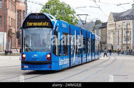 Eine Strassebahn der Linie 5 mit Ziel Europaplatz fährt beim Platz der alten Synagoge vorbei. DAS tram Hat seitlich Werbung der BB Bank. (Friburgo im Foto Stock