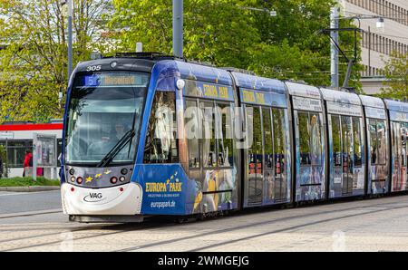 Eine Strassebahn der Linie 5 mit Ziel Risefeld fährt beim Platz der alten Synagoge vorbei. DAS tram Hat seitlich Werbung des Europa Park a Rust. (FR Foto Stock