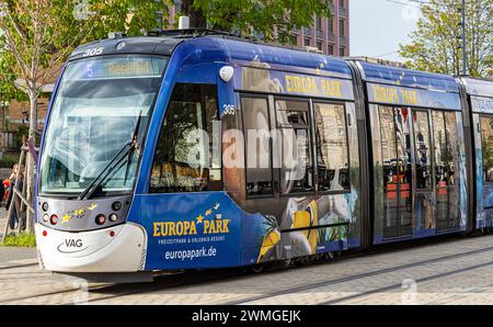 Eine Strassebahn der Linie 5 mit Ziel Risefeld fährt beim Platz der alten Synagoge vorbei. DAS tram Hat seitlich Werbung des Europa Park a Rust. (FR Foto Stock