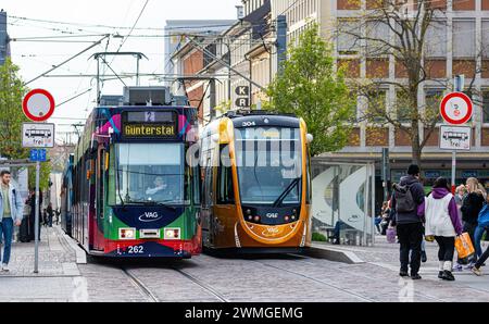 Zwei tram stehen an der Haltestelle Stadttheater. DAS der Linie 2 Hat die Zielhaltestelle Günterstal, das der Linie 4 fährt zur Messe. (Friburgo in Brisgovia Foto Stock