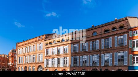 Facciate tipiche di piazza Saint Etienne a Tolosa, Haute Garonne, Occitanie, Francia Foto Stock