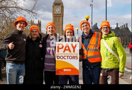 Londra, Regno Unito 26 febbraio 2024 giovani medici sulla linea del picchetto fuori St Thomas's Hospital a Londra. I giovani medici in Inghilterra iniziano uno sciopero di cinque giorni nella loro fila retributiva in corso con il governo. È il decimo arresto da parte dei medici junior dallo scorso marzo e segue lo sciopero più lungo nella storia del sistema sanitario nazionale a gennaio, che è durato sei giorni interi. La British Medical Association (BMA) ha chiesto un aumento salariale del 35%, ma i ministri hanno descritto la richiesta di pagamento come irragionevole. Il segretario alla salute Victoria Atkins ha detto che era delusa i medici in formazione stavano continuando con l'azione di sciopero. Foto Stock