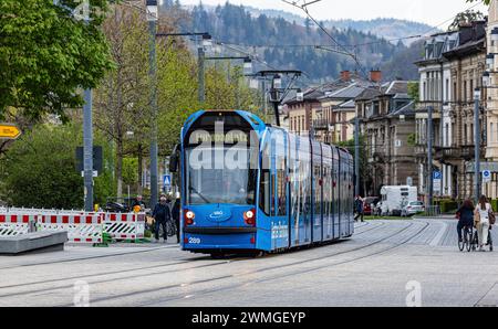 Eine Strassebahn der Linie 5 mit Ziel Europaplatz fährt beim Platz der alten Synagoge vorbei. DAS tram Hat seitlich Werbung der BB Bank. (Friburgo im Foto Stock