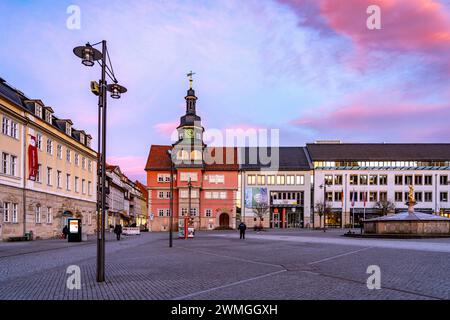Marktplatz mit Rathaus, Georgsbrunnen und Stadtschloss a Eisenach, Thüringen, Deutschland | Piazza del mercato con il municipio, St George Fountain e. Foto Stock