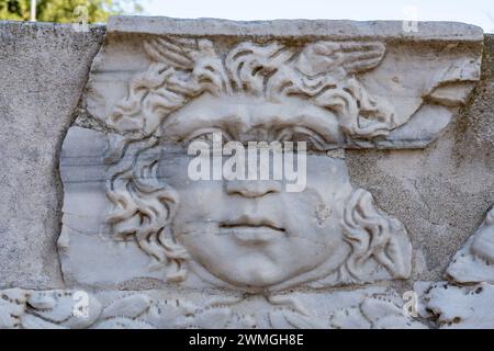 Primo piano su un'antica scultura romana scolpita in sarcofago di marmo che mostra il volto di Medusa Foto Stock