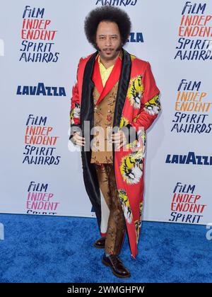 SANTA MONICA, LOS ANGELES, CALIFORNIA, USA - FEBBRAIO 25: Boots Riley arriva ai 2024 Film Independent Spirit Awards (39° Annual Film Independent Spirit Awards) tenutosi alla Santa Monica Beach il 25 febbraio 2024 a Santa Monica, Los Angeles, California, Stati Uniti. (Foto di Image Press Agency) Foto Stock