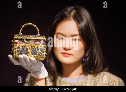 Londra, Regno Unito. 26 febbraio 2024. Judith Leiber: Una pochette Gold "Sunken Treasure Chest", 2022, prezzo est. £600 - £800 Anteprima stampa dei saldi di borse e moda firmati Bonhams Knightsbridge. La vendita si svolgerà mercoledì 28 febbraio a Bonhams. Crediti: Mark Thomas/Alamy Live News Foto Stock