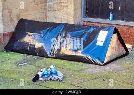 Glasgow, Scozia, Regno Unito. 26 febbraio 2024. Meteo nel Regno Unito: La giornata calda ha visto il tempo primaverile per la gente del posto nel centro della città mentre le tende per senzatetto appaiono sul miglio di stile all'ombra della sala da concerto reale in via buchanan. Credit Gerard Ferry/Alamy Live News Foto Stock