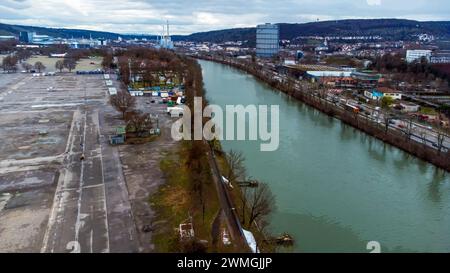 Vista panoramica da un punto di vista su Stoccarda con area parcheggio per tifosi della MHPArena (calcio), del fiume Neckar e forse del Museo Mercedes-Benz a grande distanza Foto Stock