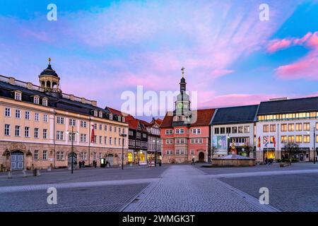 Marktplatz Eisenach Marktplatz mit Rathaus, Georgsbrunnen und Stadtschloss a Eisenach, Thüringen, piazza del mercato Deutschland con municipio, St Georg Foto Stock