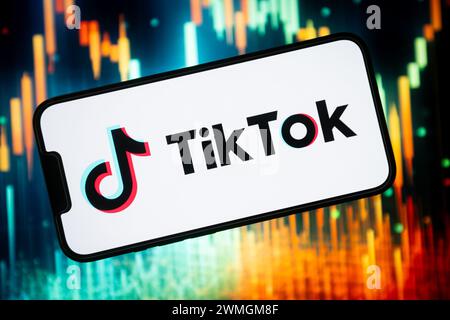Polonia. 23 febbraio 2024. In questa immagine viene visualizzato un logo TikTok visualizzato su uno smartphone. Credito: SOPA Images Limited/Alamy Live News Foto Stock