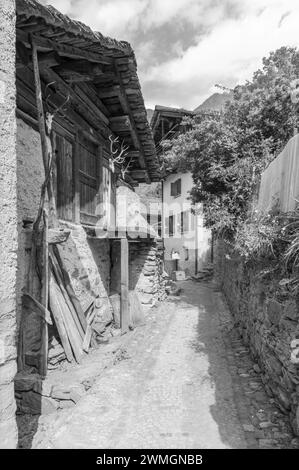 L'architettura rurale del villaggio di Bondo nella Bregaglia - Svizzera. Foto Stock