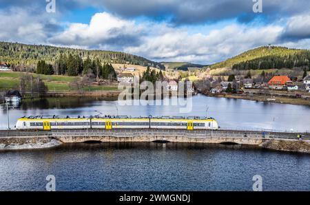 über die Eisenbahbrücke des Schluchsees fährt bei der gleichnamigen Gemeinde ein Zug von DB Regional von der baden-württembergischen Mobilitätsmark BW Foto Stock