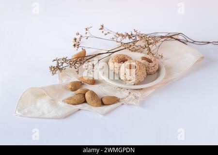 Almendrados, gnocchi o biscotti tipici a base di mandorle, zucchero e albumi d'uovo. Torte di mandorle su sfondo bianco. Foto Stock