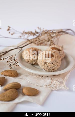 Almendrados, gnocchi o biscotti tipici a base di mandorle, zucchero e albumi d'uovo. Torte di mandorle su sfondo bianco. Foto Stock