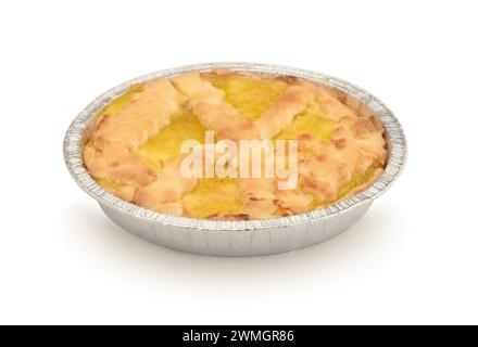 Torta al limone fresca in un piatto di alluminio isolato su bianco. Foto Stock