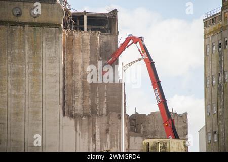 Cork, Irlanda. 26 febbraio 2024. La scorsa settimana è stato avviato il massiccio progetto di demolizione di Kennedy Quay con l'abbattimento dei silos di grano della R&H Hall. Crediti: Karlis Dzjamko/Alamy Live News crediti: Karlis Dzjamko/Alamy Live News Foto Stock