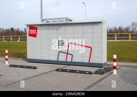 Gdynia, Polonia - 25 febbraio 2024: Stazione di consegna self-service della macchina per pacchi Orlen. Terminale automatizzato per pacchi (armadietto pacchi, terminale postale) su a. Foto Stock