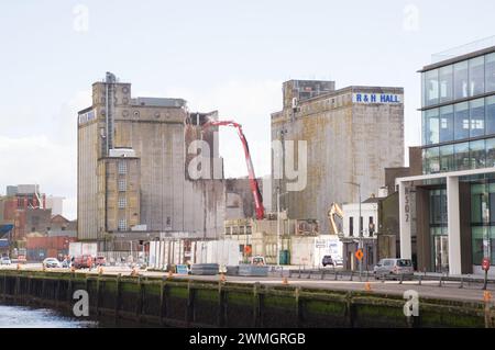 Cork, Irlanda. 26 febbraio 2024. La scorsa settimana è stato avviato il massiccio progetto di demolizione di Kennedy Quay con l'abbattimento dei silos di grano della R&H Hall. Crediti: Karlis Dzjamko/Alamy Live News crediti: Karlis Dzjamko/Alamy Live News Foto Stock