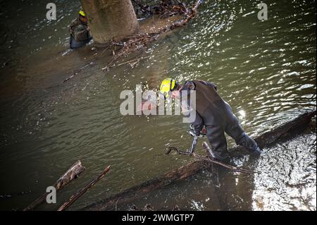 DATA: 02012024; i lavoratori del VDOT liberano i detriti dai sobborghi del ponte di Taylorstown, il Catoctin Creek. Il recente allagamento ha il dipartimento di tr Foto Stock