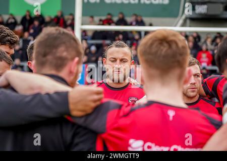 Chris Hankinson si è concentrato durante l'huddle di squadra. Salford Red Devils vs Castleford Tigers Betfred Super League Round 2, Salford Community Stadium, 25 febbraio 2024. Crediti: James Giblin/Alamy Live News Foto Stock