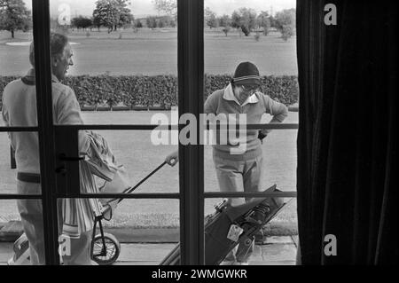 Didsbury, Manchester, Inghilterra 1981. Didsbury Golf Club, membri che chiacchierano in attesa di iniziare una partita di golf. 1980 UK HOMER SYKES Foto Stock