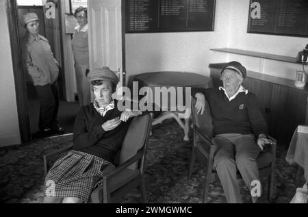 Inghilterra centrale, giocatrici di golf della classe media nella Ladies Room in attesa che la pioggia si fermasse. Didsbury, Manchester, Inghilterra 1981 1980s UK HOMER SYKES Foto Stock