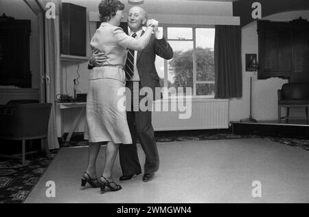 Domenica pomeriggio degli anni '1980 al Golf Club. Tea Dance coppia che ballano insieme. Didsbury Golf Club. Didsbury, Manchester, Inghilterra Regno Unito 1981 HOMER SYKES Foto Stock