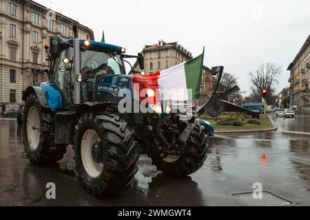 Allevatori in rivolta a Milano: Contro le leggi europee difendono le radici della tradizione e la sopravvivenza del settore agricolo locale Foto Stock