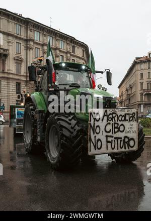 Allevatori in rivolta a Milano: Contro le leggi europee difendono le radici della tradizione e la sopravvivenza del settore agricolo locale Foto Stock