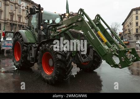 Allevatori in rivolta a Milano: Contro le leggi europee difendono le radici della tradizione e la sopravvivenza del settore agricolo locale Foto Stock