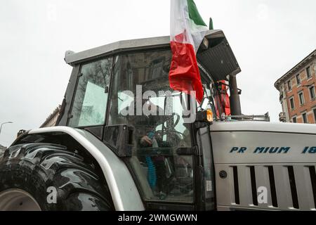 Allevatori in rivolta a Milano: Contro le leggi europee difendono le radici della tradizione e la sopravvivenza del settore agricolo locale Foto Stock