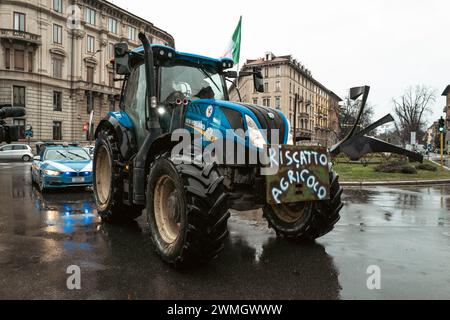 Allevatori in rivolta a Milano: Contro le leggi europee difendono le radici della tradizione e la sopravvivenza del settore agricolo locale Foto Stock