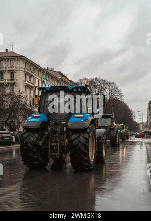 Allevatori in rivolta a Milano: Contro le leggi europee difendono le radici della tradizione e la sopravvivenza del settore agricolo locale Foto Stock