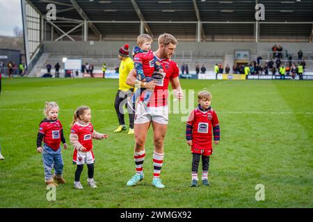Chris Hankinson e la famiglia dopo la partita. Salford Red Devils vs Castleford Tigers, Salford Community Stadium, 25 febbraio 2024. Crediti: James Giblin/Alamy Live News Foto Stock