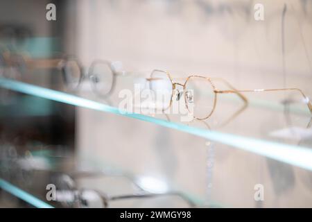 Scaffali con occhiali in armadio oftalmologico o occhiali negozio, attrezzature in clinica medica negozio. Foto Stock