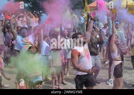 Melbourne, Victoria, Australia. 25 febbraio 2024. Persone che celebrano i festival dei colori Holi (parte della celebrazione dell'unità dello spirito umano) organizzati da Explore Hare Krishna Valley a Melbourne. L'Holi è un'antica tradizione sacra degli indù, una vacanza in molti stati dell'India e del Nepal con vacanze regionali in altri paesi. Si tratta di una celebrazione culturale che dà agli indù e ai non indù l'opportunità di divertirsi con gli altri lanciando acqua colorata e polvere chiamata gulal l'un l'altro, onora il trionfo del bene sul male. Festeggianti falò leggeri, ea Foto Stock