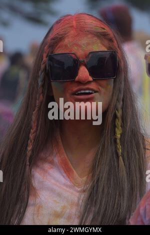 Melbourne, Victoria, Australia. 25 febbraio 2024. Persone che celebrano i festival dei colori Holi (parte della celebrazione dell'unità dello spirito umano) organizzati da Explore Hare Krishna Valley a Melbourne. L'Holi è un'antica tradizione sacra degli indù, una vacanza in molti stati dell'India e del Nepal con vacanze regionali in altri paesi. Si tratta di una celebrazione culturale che dà agli indù e ai non indù l'opportunità di divertirsi con gli altri lanciando acqua colorata e polvere chiamata gulal l'un l'altro, onora il trionfo del bene sul male. Festeggianti falò leggeri, ea Foto Stock