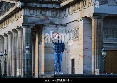 Edimburgo Scozia, Regno Unito 26 febbraio 2024. Vita quotidiana sul tumulo accanto alle National Galleries of Scotland. credito sst/alamy notizie in diretta Foto Stock