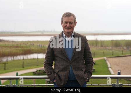 26 febbraio 2024, Schleswig-Holstein, Tönning: Michael Kruse, capo dell'autorità del Parco nazionale del Mare di Wadden, si erge sulla terrazza solarium del Multimar Wattforum dopo la presentazione dello studio sulla creazione di valore. Secondo un nuovo studio, il Parco nazionale del Mare di Wadden dello Schleswig-Holstein è uno dei più visitati di tutti e 16 i parchi nazionali della Germania. Secondo lo studio, ci sono stati circa 21,43 milioni di giorni di visita nel Mare di Wadden nello Schleswig-Holstein entro dodici mesi tra la primavera del 2021 e la primavera del 2022, come dimostra lo studio presentato lunedì a Tönning dall'Unive Foto Stock