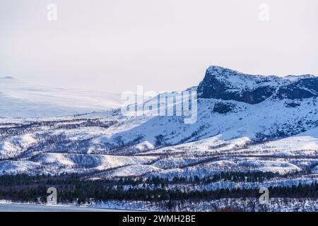 Primavera nel parco nazionale di stora sjöfallet con il sole e le montagne innevate, nella contea di Gällivare, nella Lapponia svedese, in Svezia Foto Stock