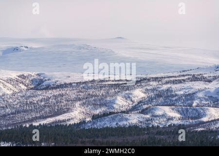 Primavera nel parco nazionale di stora sjöfallet con il sole e le montagne innevate, nella contea di Gällivare, nella Lapponia svedese, in Svezia Foto Stock