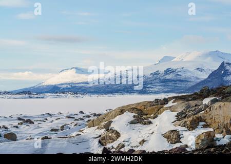 Primavera nel parco nazionale di stora sjöfallet con il sole e le montagne innevate, nella contea di Gällivare, nella Lapponia svedese, in Svezia Foto Stock