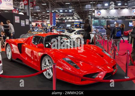 Parigi, Francia - Rétromobile 2020. Concentrati su una Ferrari Enzo rossa del 2003. Foto Stock