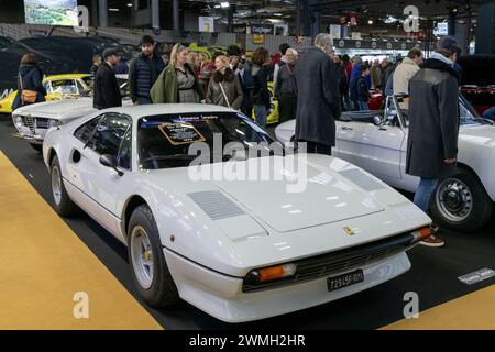 Parigi, Francia - Rétromobile 2023. Concentrati su una Ferrari 308 GTB bianca del 1978. Foto Stock