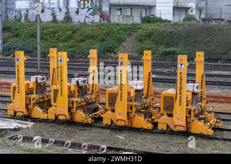 Nancy, Francia - informazioni sui carrelli per trasporto motorizzati gialli Fassetta PEM 807 in cantiere per la ristrutturazione di un ra Foto Stock