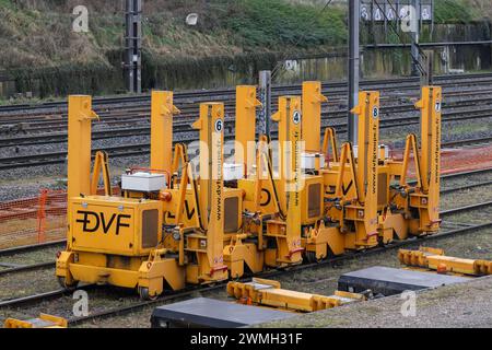 Nancy, Francia - informazioni sui carrelli per trasporto motorizzati gialli Fassetta PEM 807 in cantiere per la ristrutturazione di un ra Foto Stock