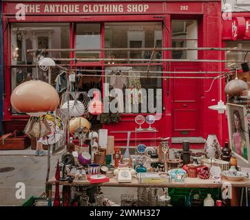 Vintage e di antiquariato in stallo, Portobello Road, Londra Foto Stock