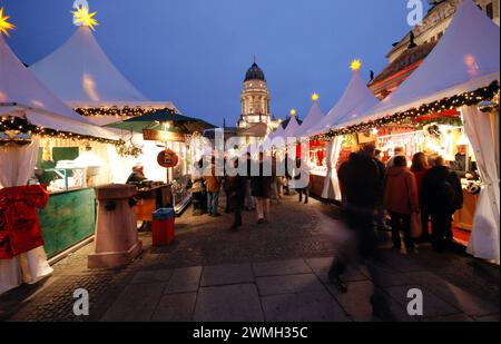 19.12.2007 Weihnachtsmarkt Deutschland/ Berlin Mitte/ Gendarmenmarkt/ Weihnachtsmarkt/ Verkaufsstände/ Kunsthandwerk/ viele Besucher/ rechts Schauspielhaus/ hinten Deutscher Dom/ ***Nutzung nur redaktionell***/ *** 19 12 2007 mercato di Natale Germania Berlin Mitte Gendarmenmarkt mercato di Natale stand di Natale solo per i visitatori del teatro di Natale e per le opere d'artigianato tedesco Foto Stock